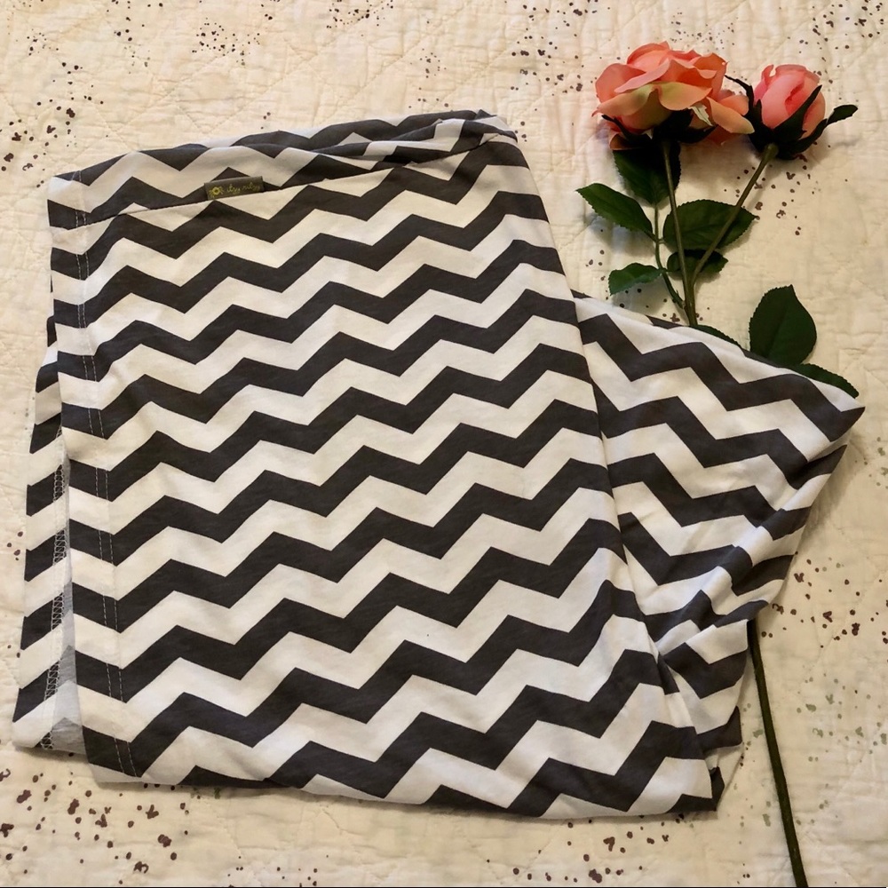 đ¸Itsy Ritzy Nursing Coverđ¸ - Picture 2 of 6